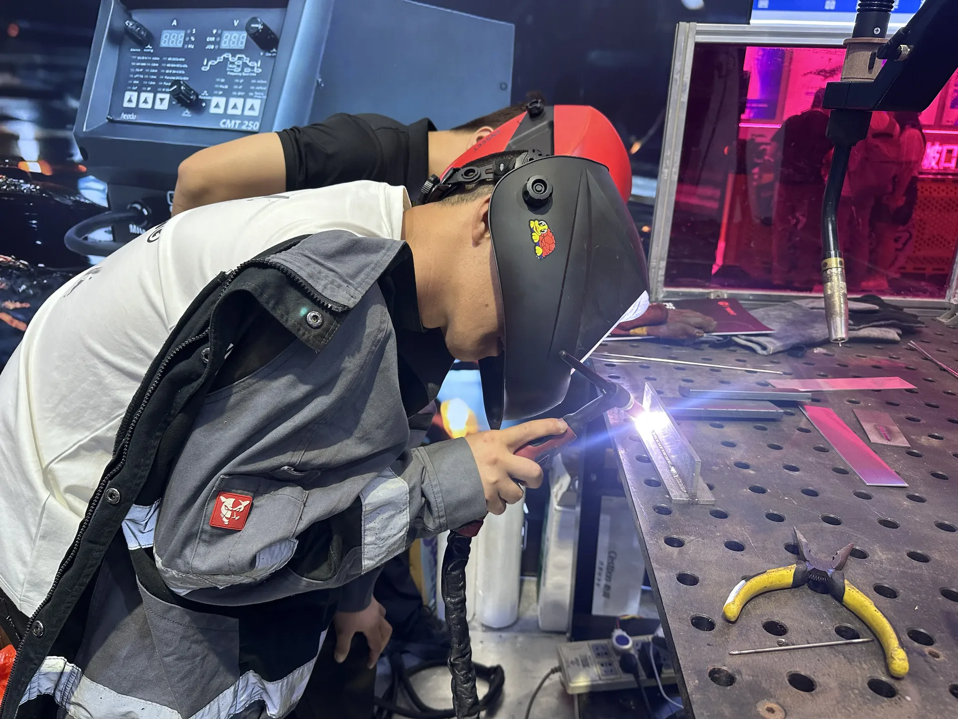 Customer performing a live welding test at the HEADUX booth
