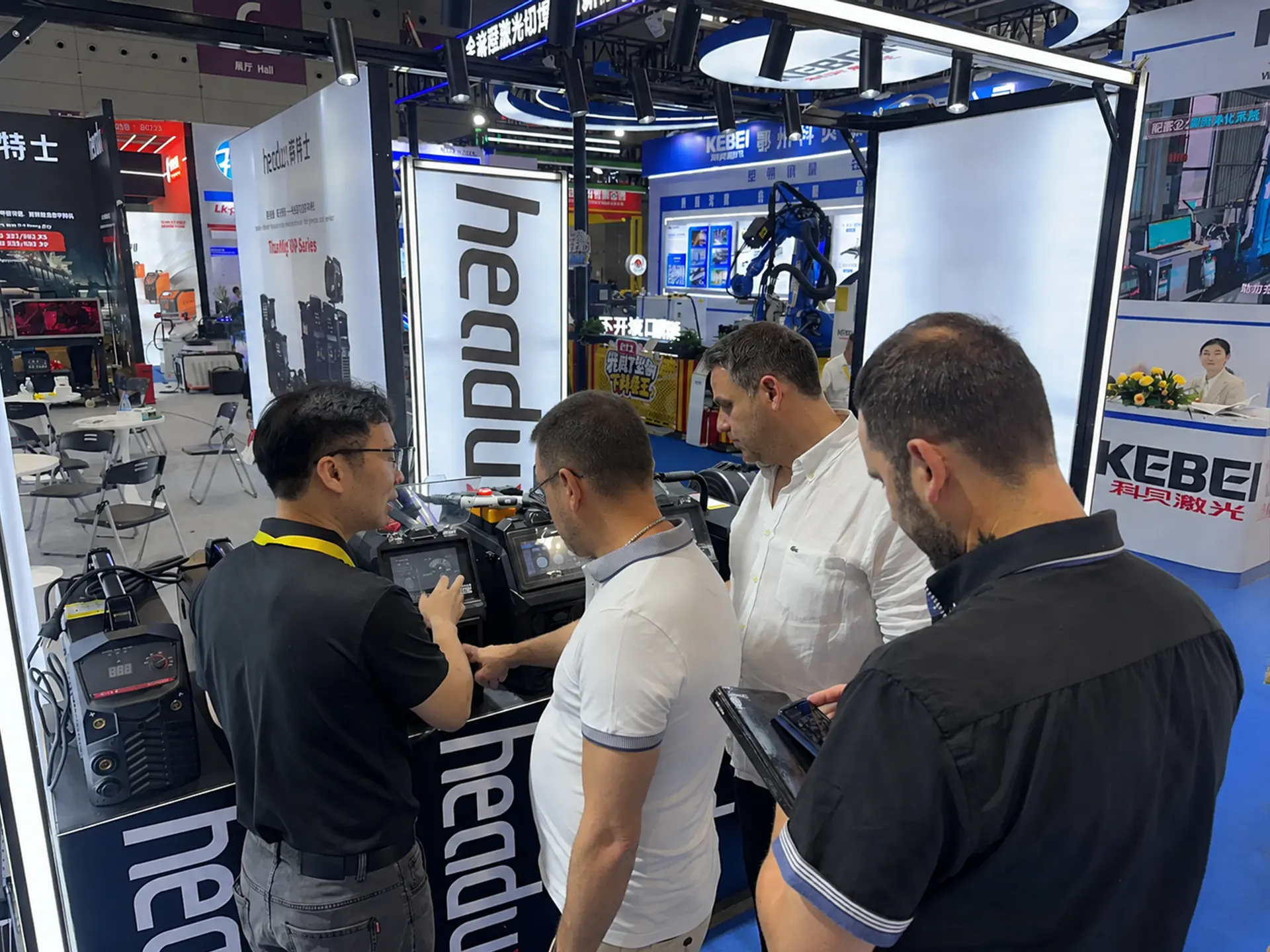 HEADUX team presenting the NEXA Series to an international customer