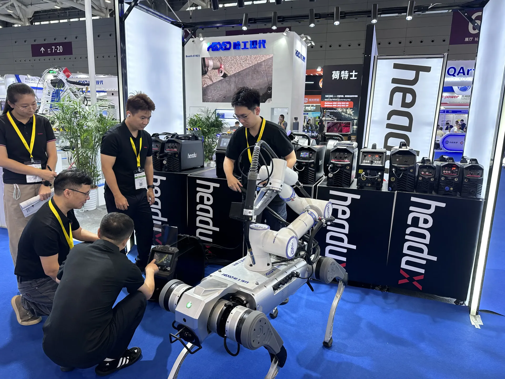 HEADUX NEXA ULTRA 200 AC/DC connected to an HGXD quadruped robotic platform