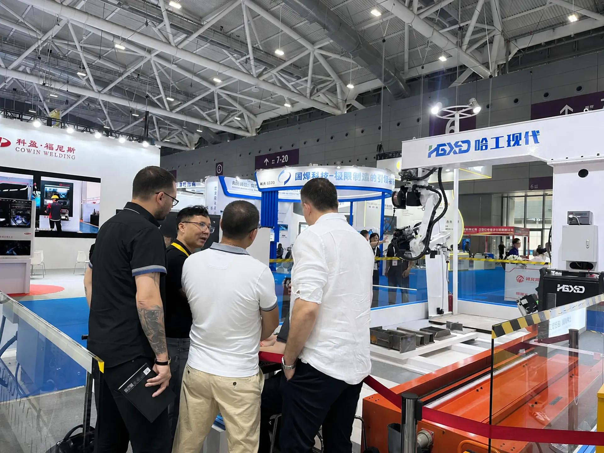 Customer discussing robotic welding integration with the HEADUX team